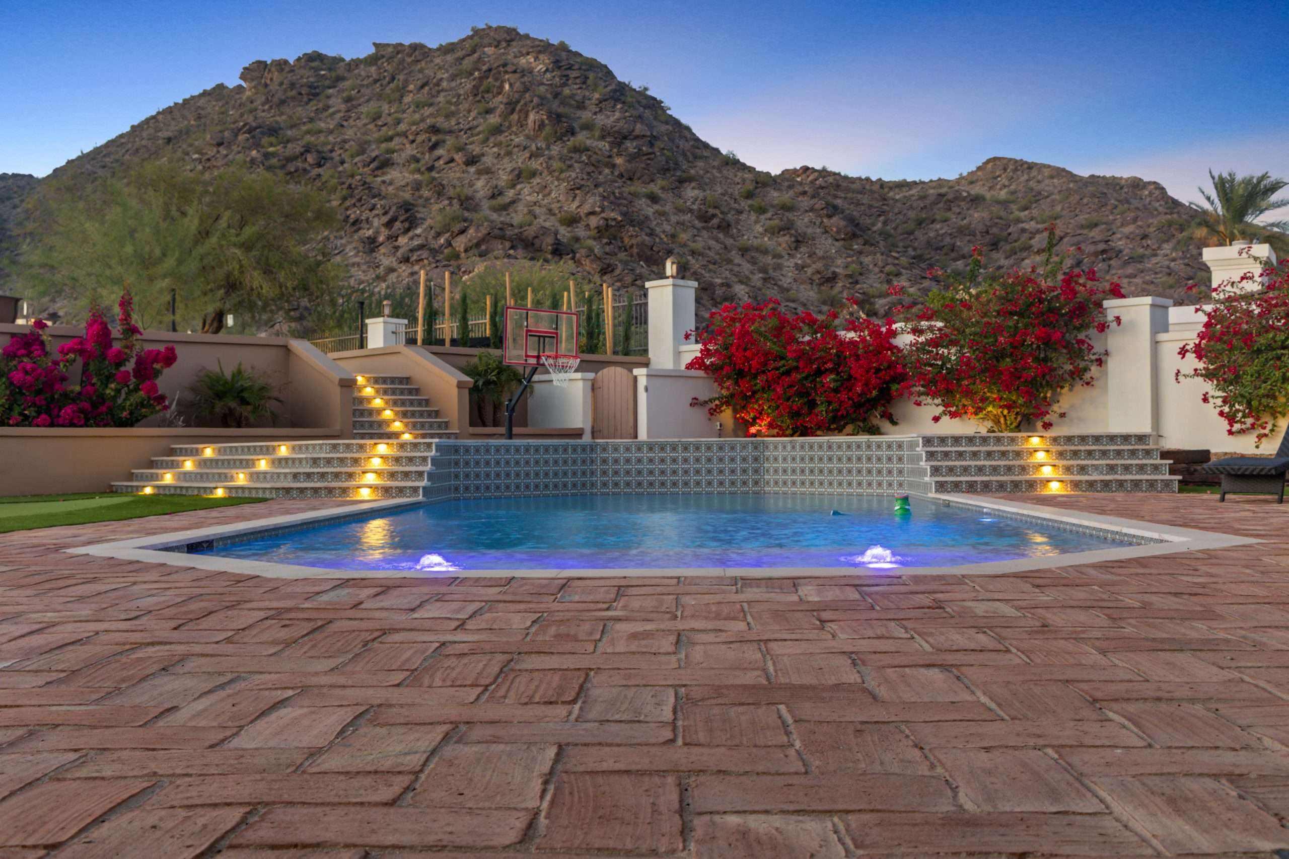 7K3A5587 beautiful pool with coping